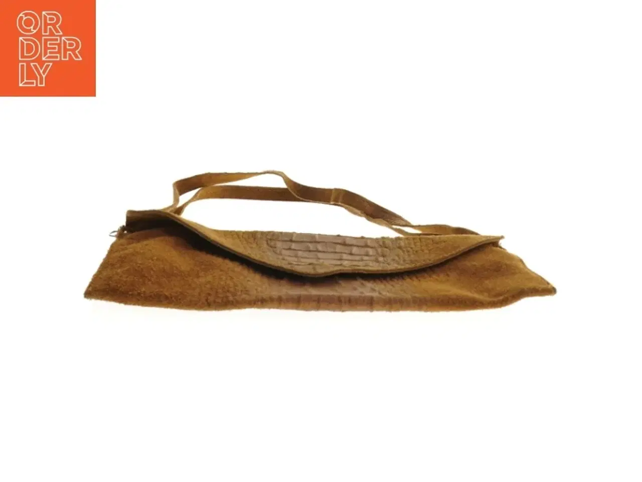 Billede 3 - Brun skuldertaske i ruskind med krokodillepræg (str. 30,5 x 16 cm)
