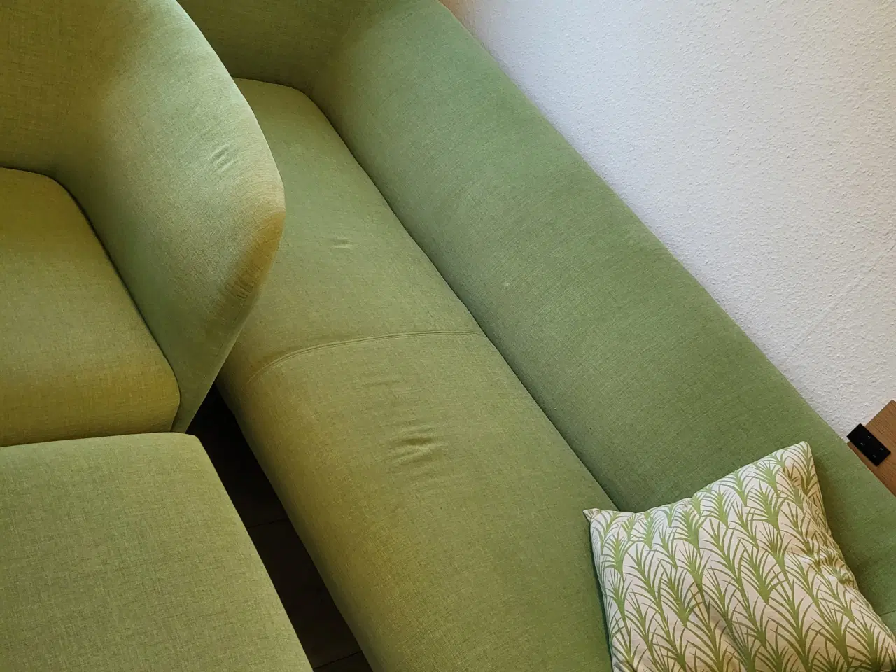 Billede 2 - Sofa med stole og puf 5 mdr. Gammelt står som nyt