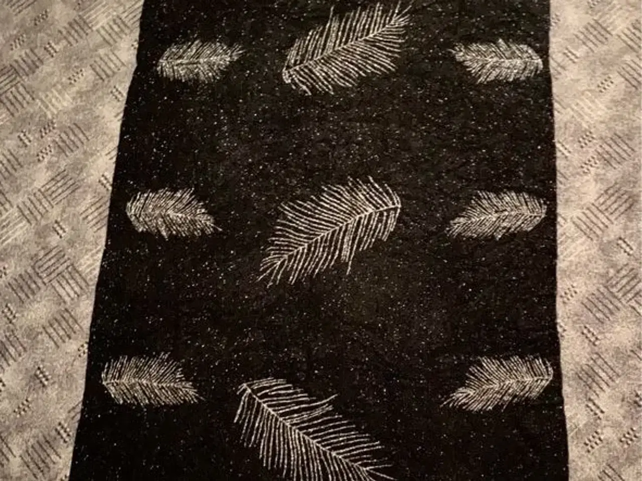 Billede 3 - Ubrugt sort velour sjal med glimmer