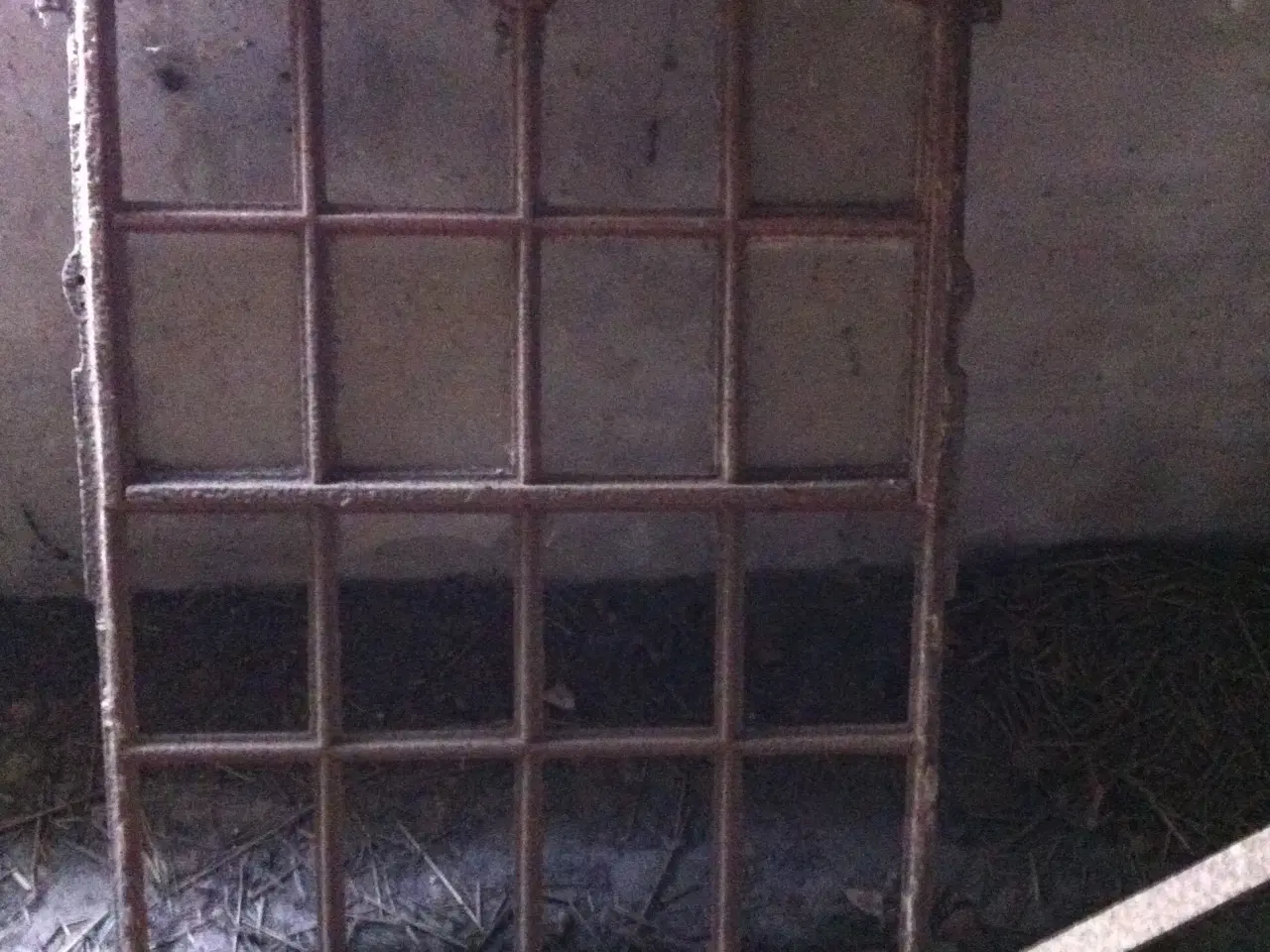 Billede 2 - 1 stk. Gammel støbejerns staldvindue