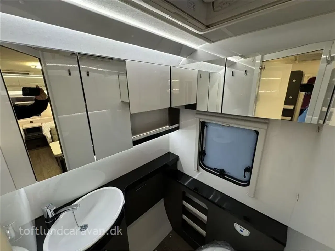 Billede 21 - 2026 - Hobby Excellent 460 SL   Ny 2026 KOMMER SNART PÅ LAGER. Enkeltsenge samt endekøkken og stort badeværelse. LAV VÆGT.
