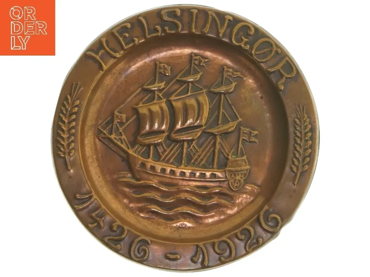 Billede 1 - Dekorativ helsingør 500 års jubilæums platte i messing med skibsmotiv (str. Ø 17,5 cm)
