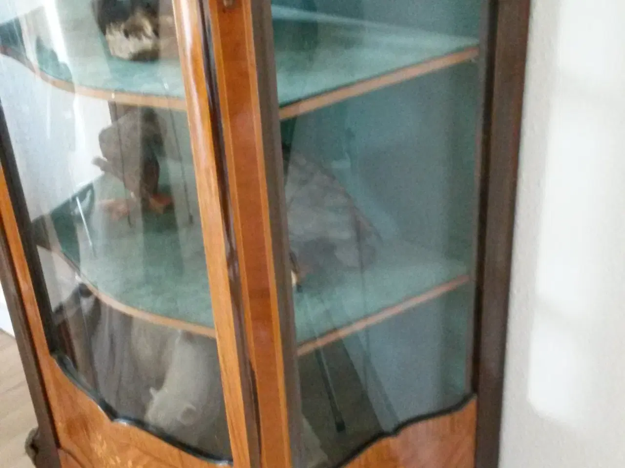 Billede 2 - smukt vitrine skab med buet låge.