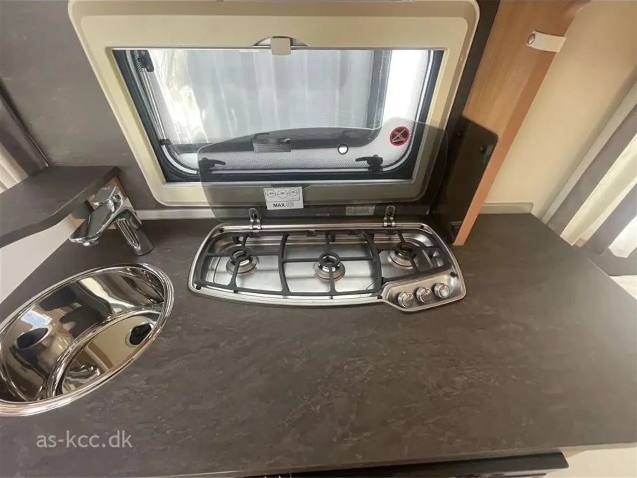 Billede 5 - 2018 - Knaus Südwind Silver Selection 450 FU   Knaus Südwind Silver Selection årg. 2018 4 sovepladser, 5 siddepladser, mover, posemarkise, cykelholder.