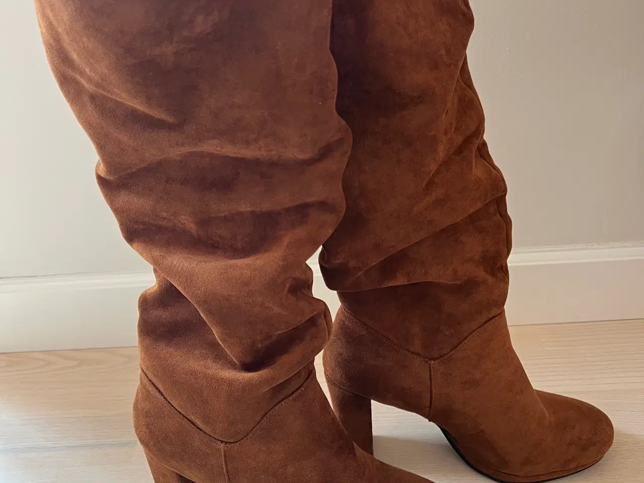 Billede 1 - Brune støvler med hæl