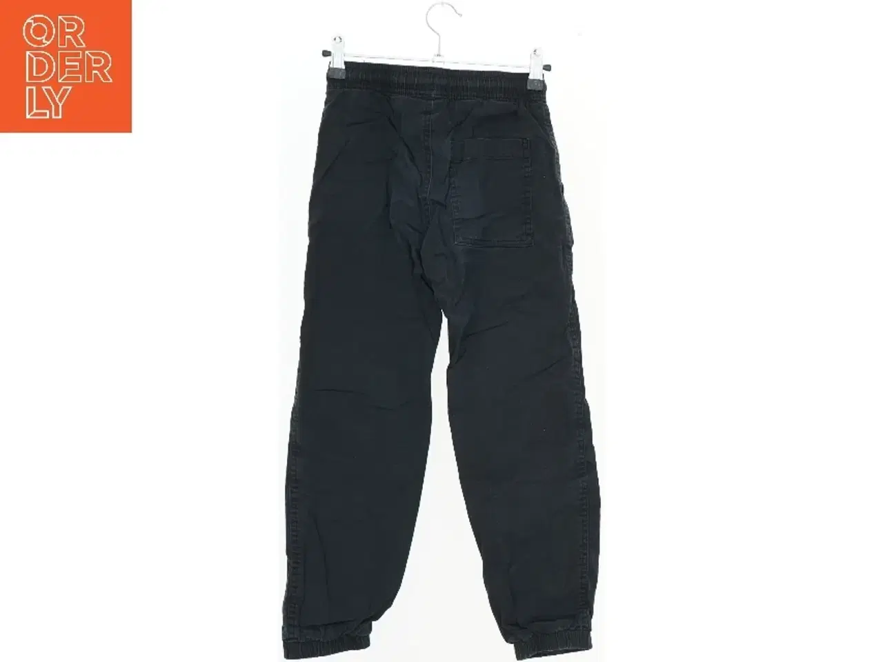 Billede 2 - Bukser i sort fra H&M (str. 140)