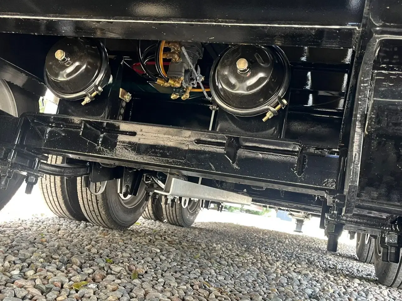 Billede 20 - Tyrone 27TLL LANG MODEL med forbredningsudstyr samt kombi bremser, både luft og hydrauliske bremser. Affjedret træk og affjedret aksler. Med hydrauliske ramper og værktøjskasse