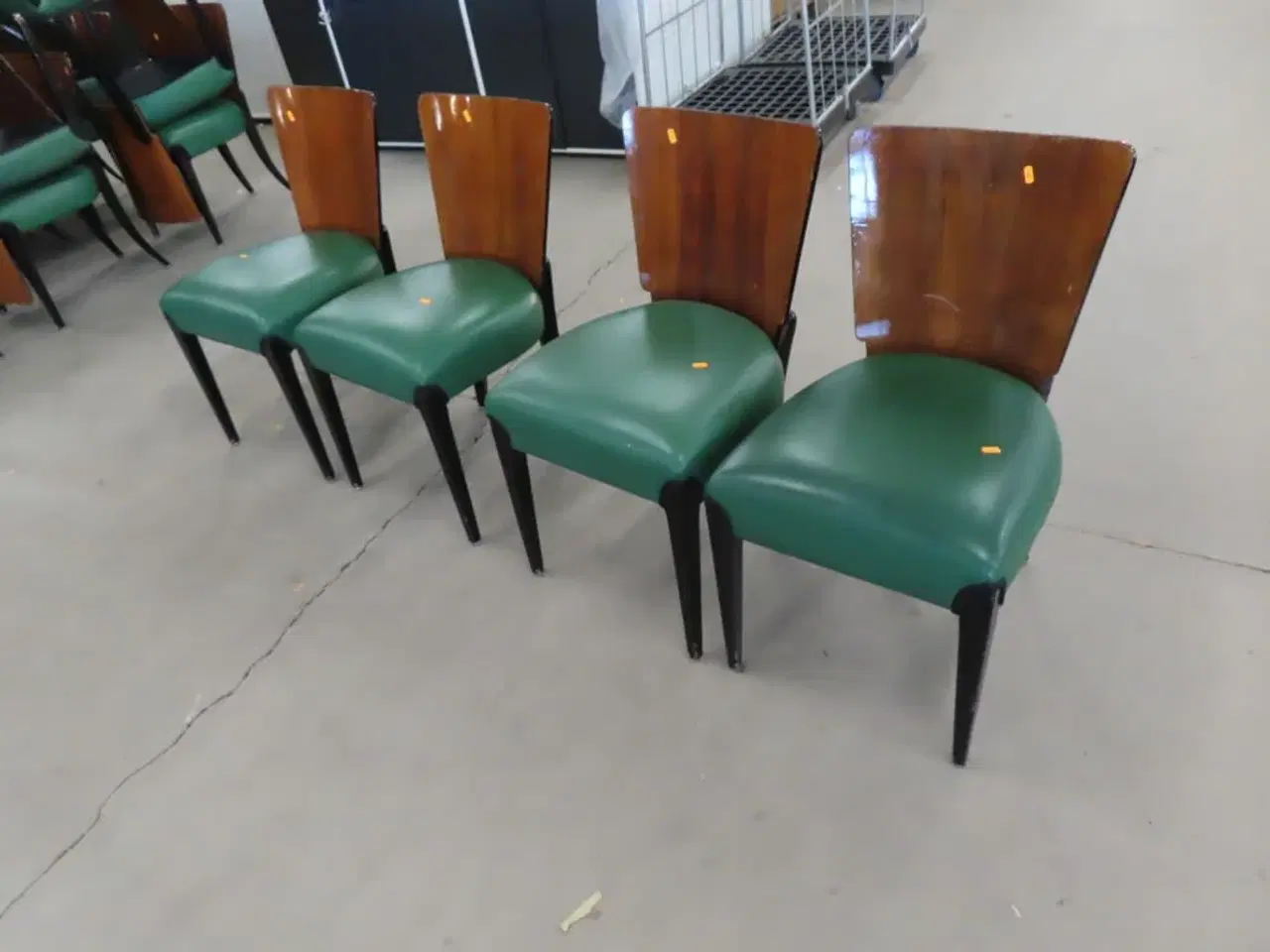 Billede 3 - 4 stk. Stole med træryg og grøn læder (se Beskrivelse)