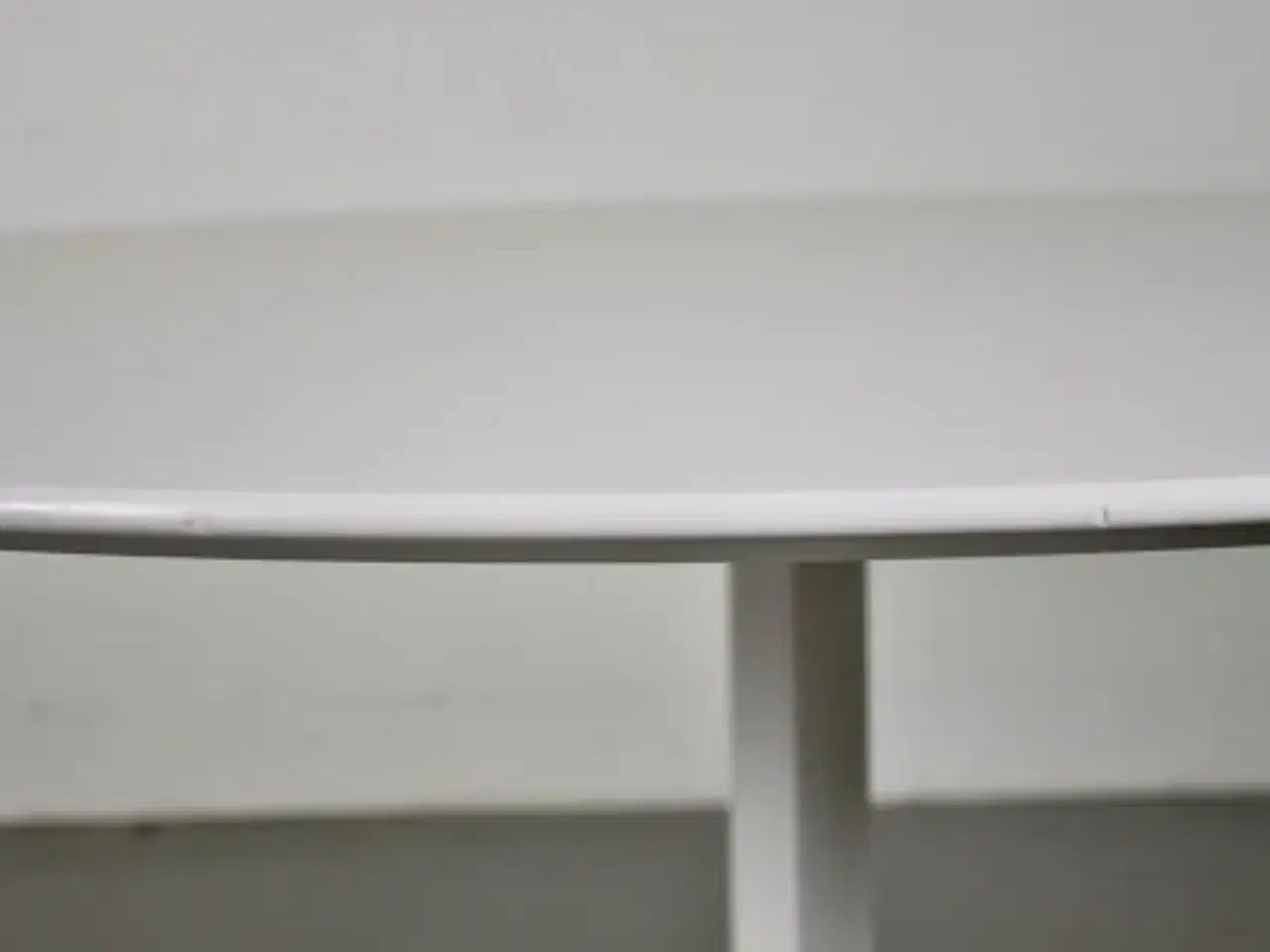 Billede 7 - Rundt montana mødebord med hvid plade og hvidt stel