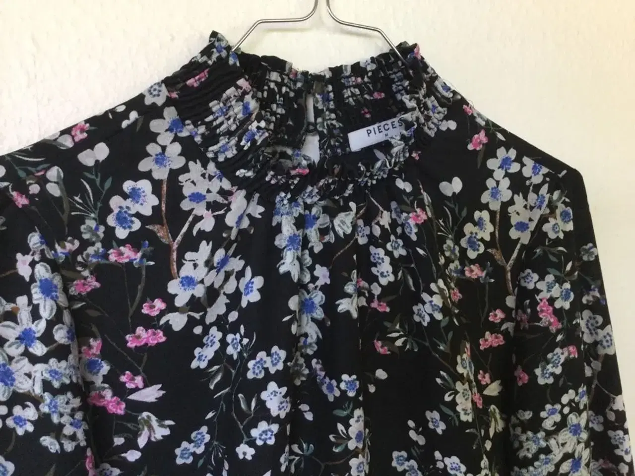 Billede 7 - Fin Blomstret  PIECES  Bluse str. M