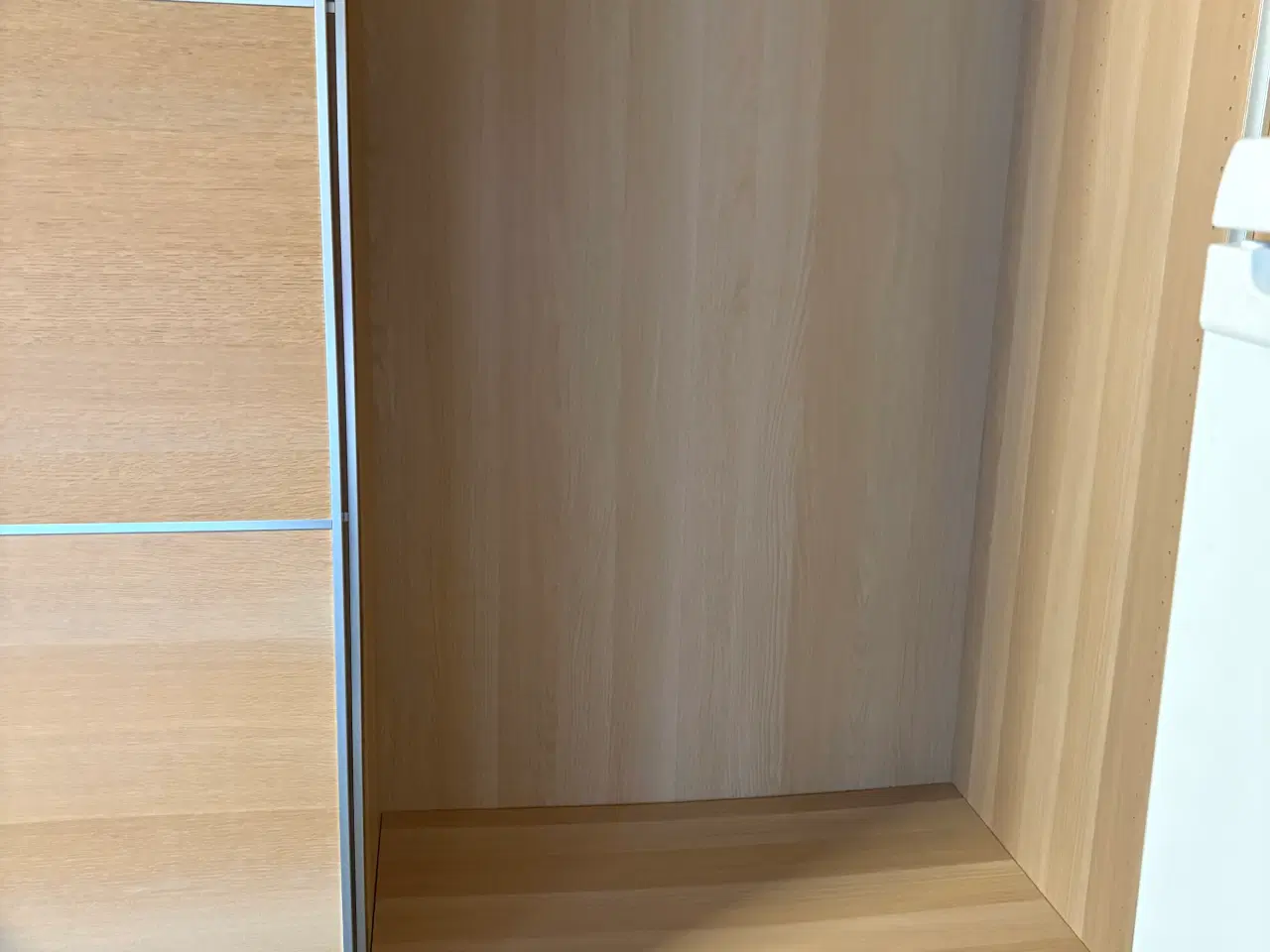 Billede 5 - 2 pæne klædeskabe med skydelåger 