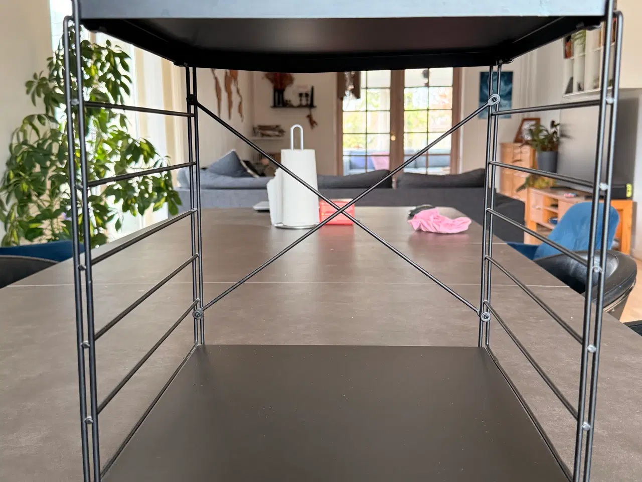 Billede 5 - Sort metal natbord / væghylde fra Søstrene Grene