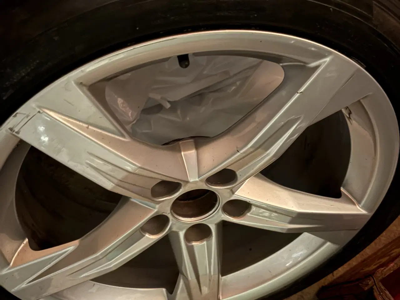 Billede 3 - Helårsdæk 225/45-18 med Audi originale alufælge