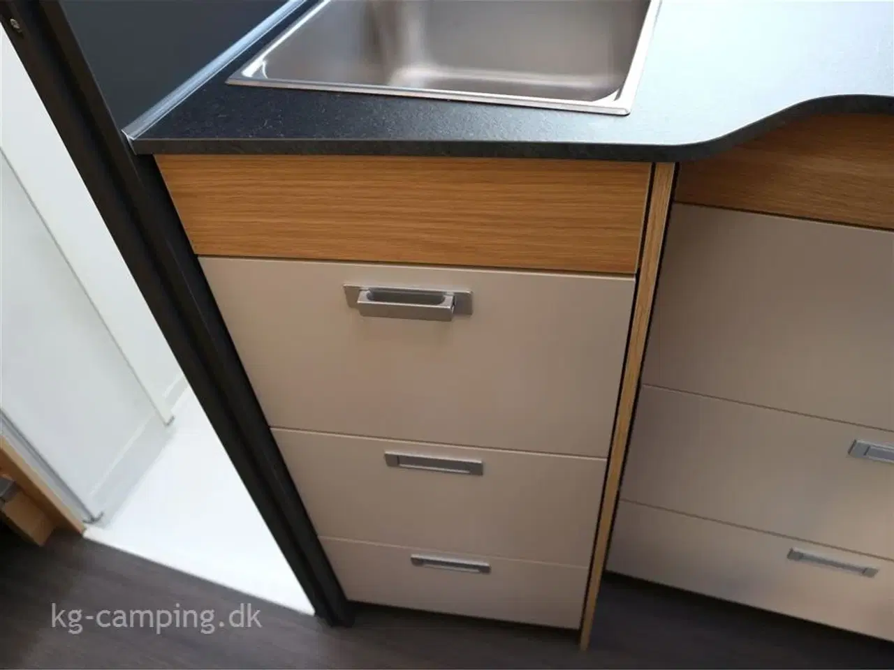 Billede 25 - 2023 - Adria Matrix Axess M670 SL   Åbent hus tilbud.  nu nedsat med kr.72709 | Enkeltsenge og sænkeseng i forenden.