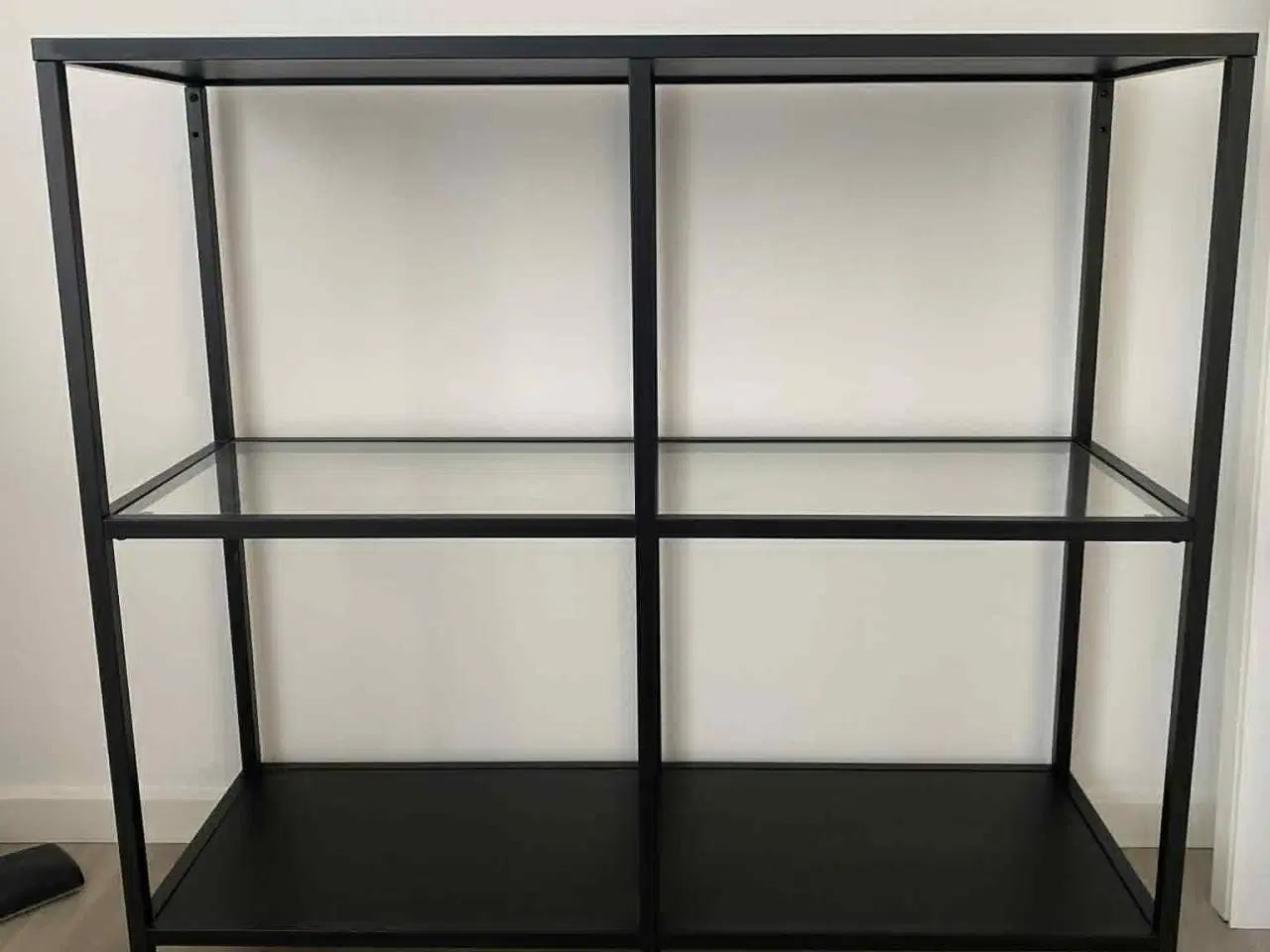 Billede 1 - Reol med glashylde sælges