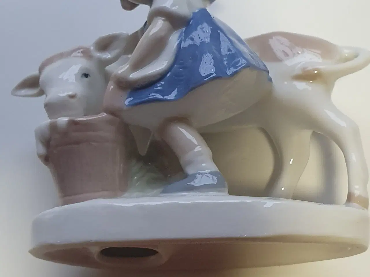 Billede 1 - Porcelænsfigur - Pige med kalv