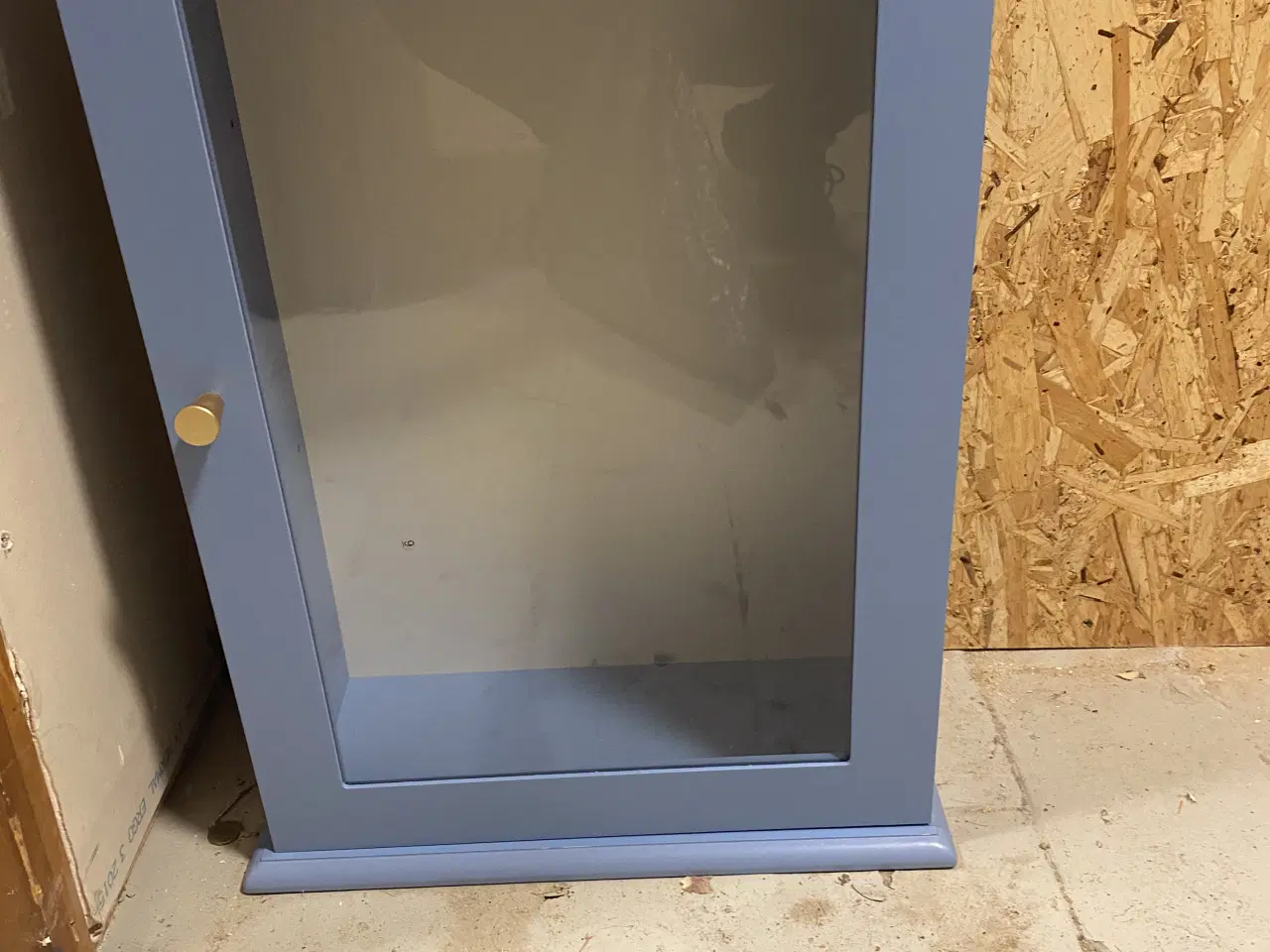 Billede 1 - Skab med glaslåge + hylder 