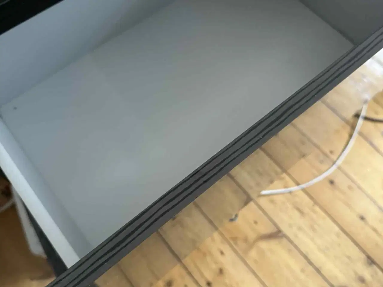 Billede 5 - IKEA BESTÅ skænk m. vitrine, skuffe og låge