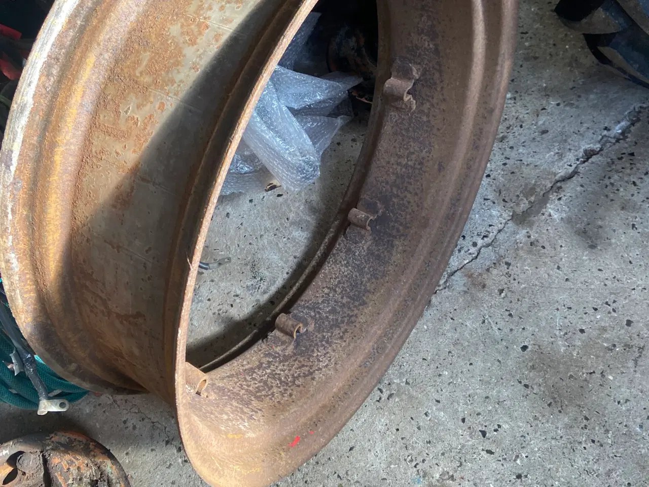 Billede 1 - 2 stk. 32 tommer fælge.