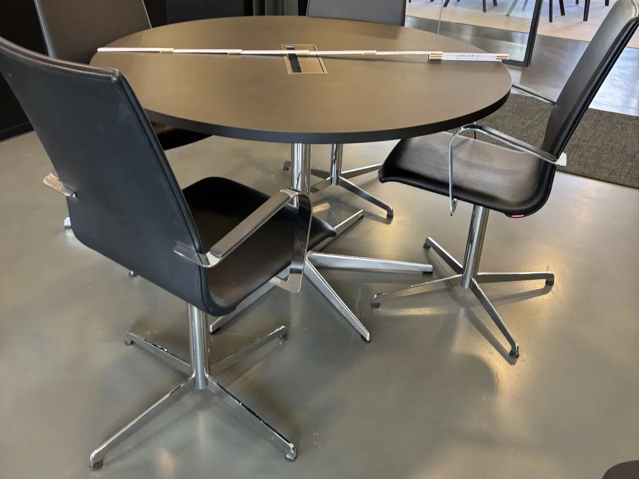 Billede 1 - Konference bord med 4 stole