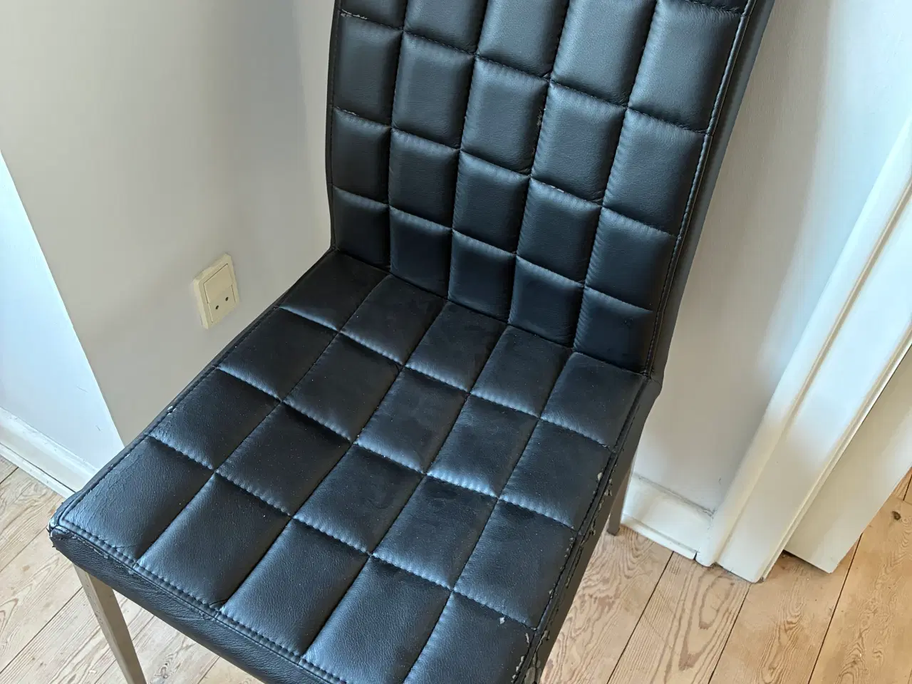 Billede 1 - 8 spisebordstole i forskellige stand