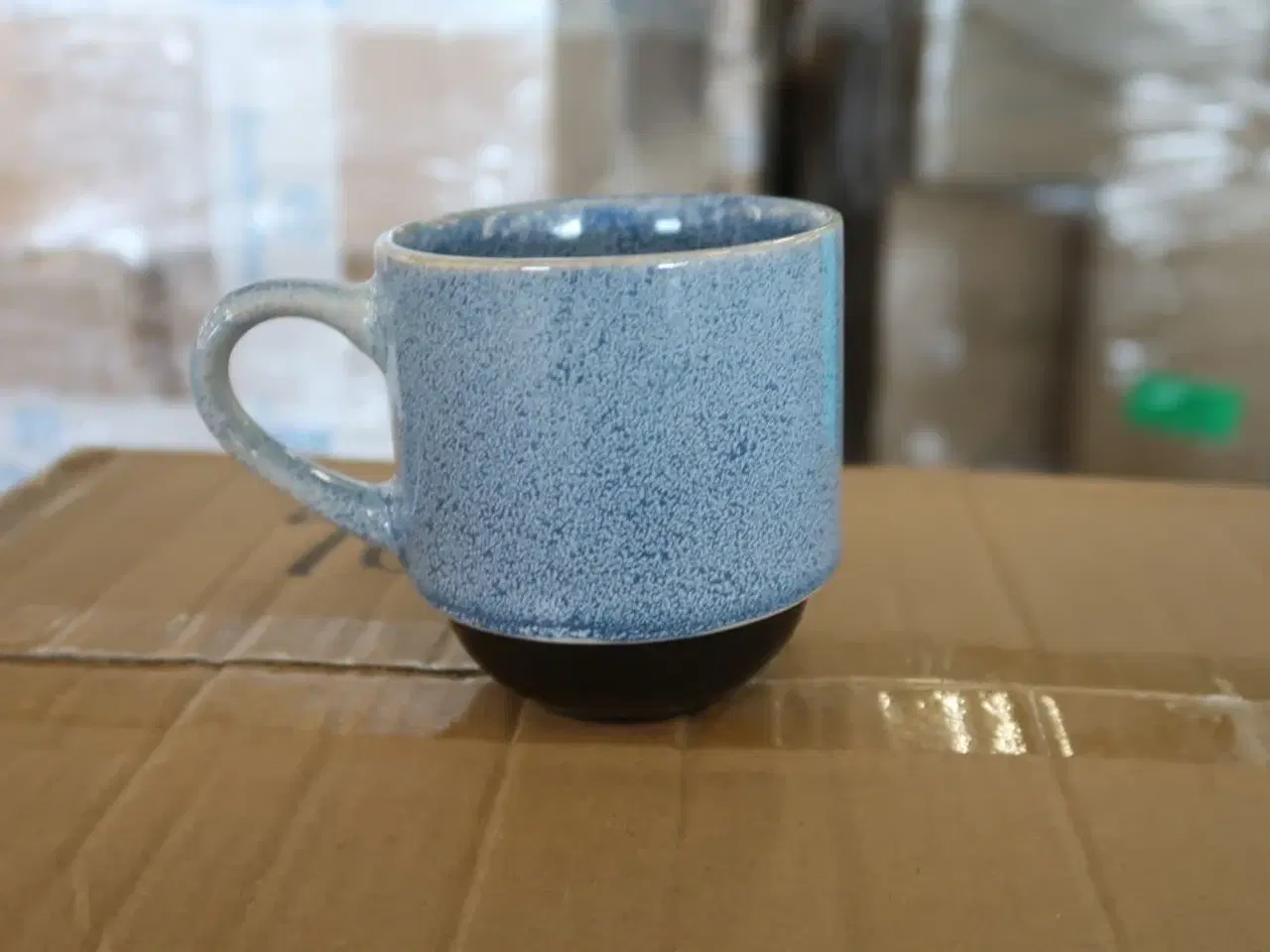 Billede 1 - 6 kasser (48 pr. stk.) Krus m/hank stabelbar blå 26 cl  KEN STORKØKKEN