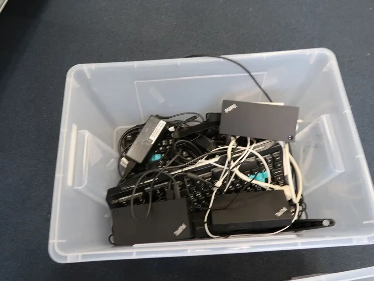 Billede 4 - 2 stk. kasser med div. Elektronik bl.a. 3 stk. dockstationer LENOVO