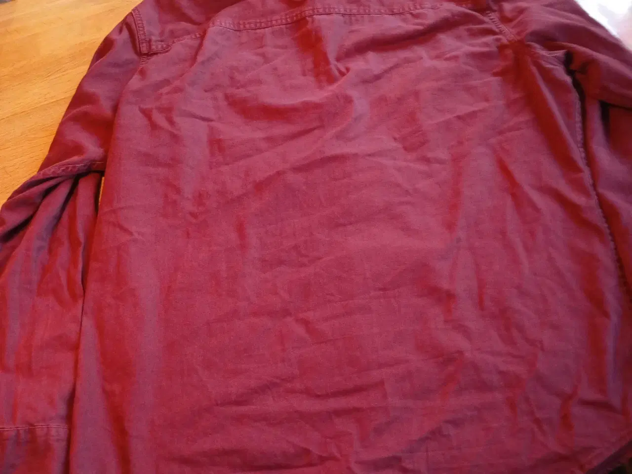 Billede 3 - Bordeaux skjorte med trykknapper 