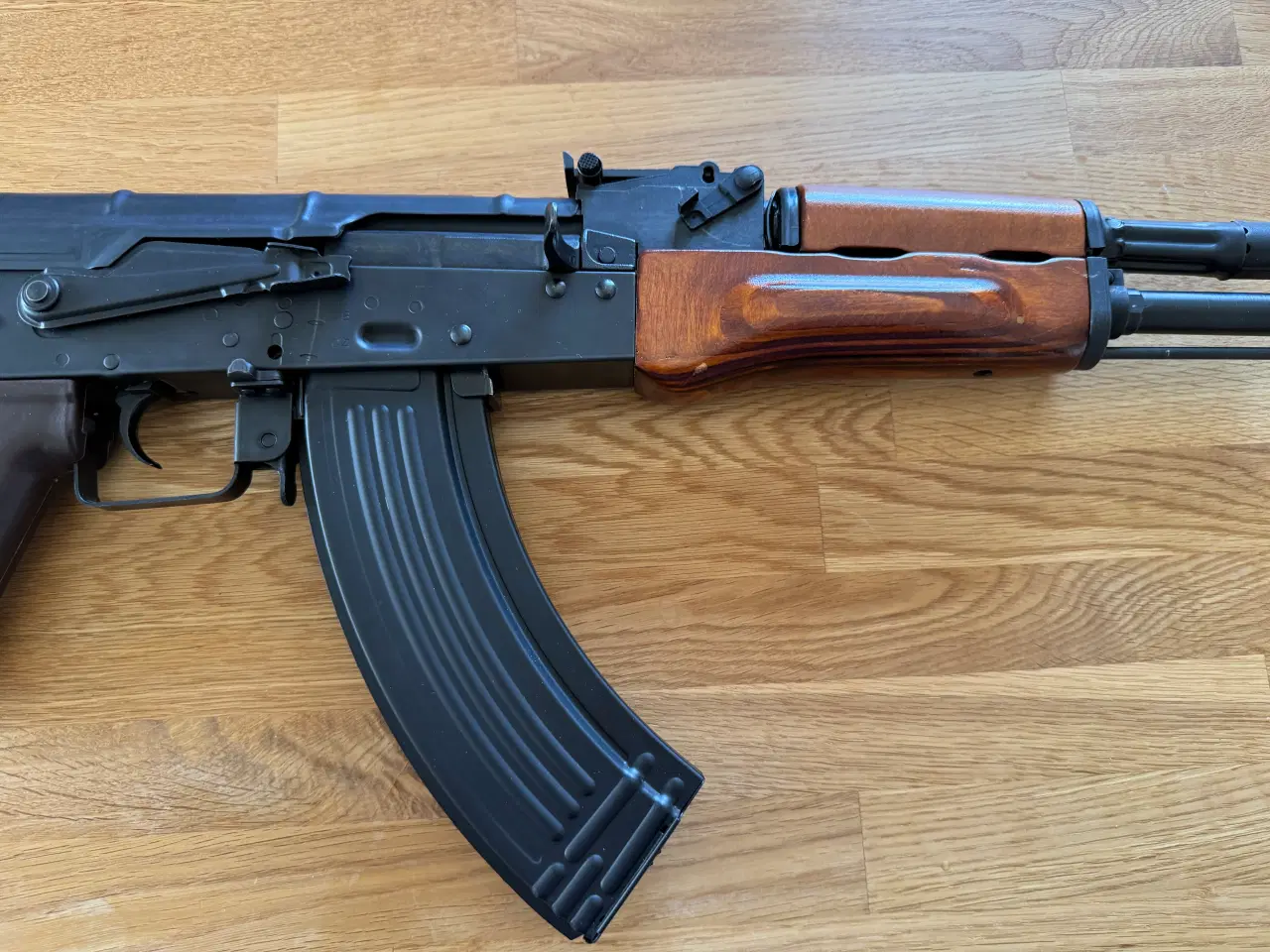 Billede 2 - Airsoft AK-47 riffel i fuld metal og træ