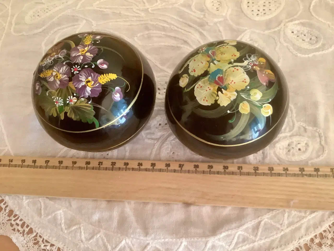 Billede 1 - Lakskrin med håndmalede blomster .
