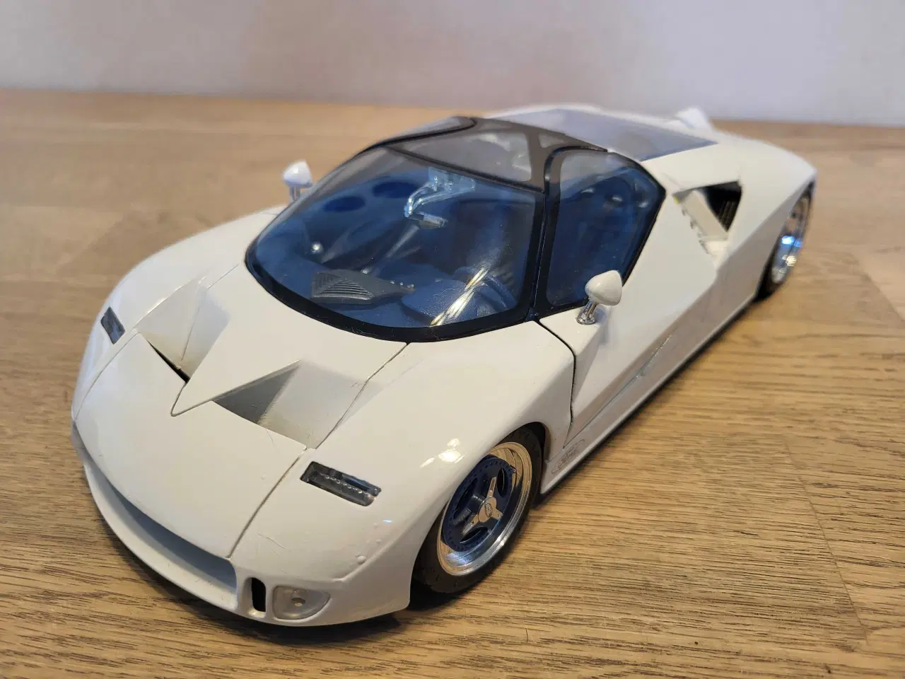 Billede 4 - Modelbil: FORD GT90 1995.  Skala 1/18.