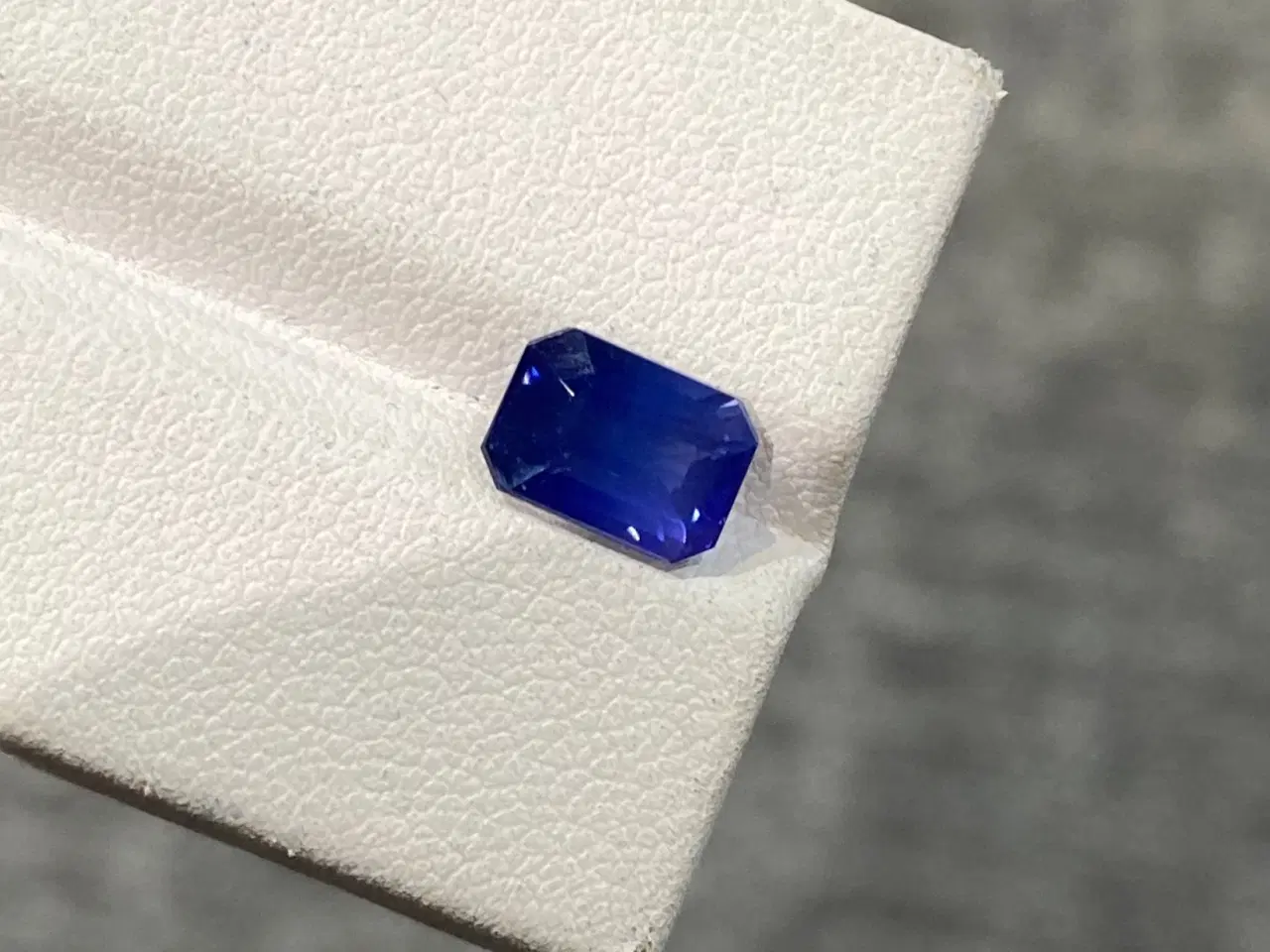 Billede 2 - løs mørkeblå safir 2 carat
