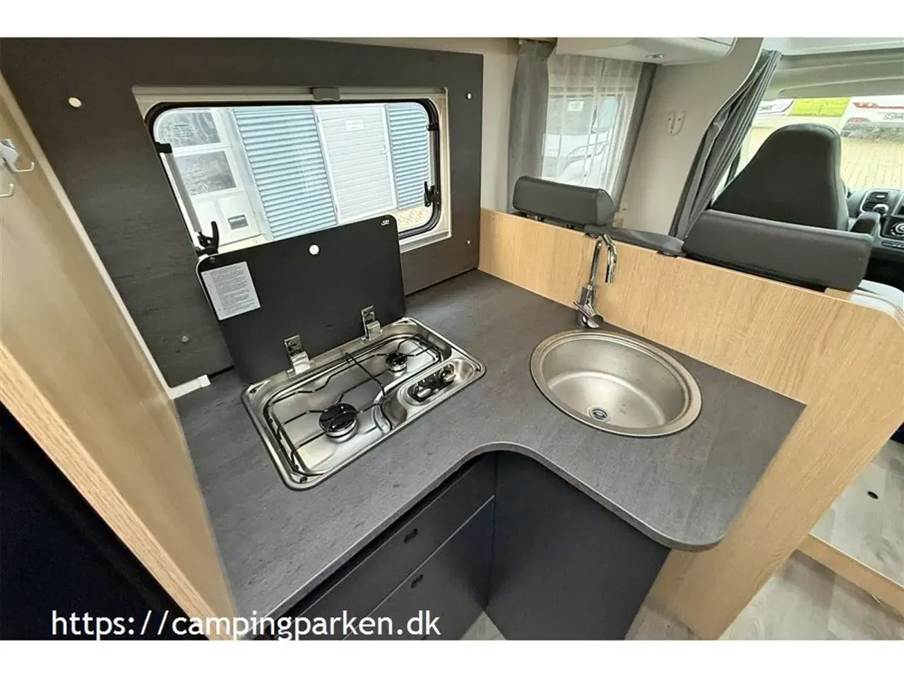 Billede 8 - 2026 - SunLight   Ny grundplan med enkeltsenge, sænkeseng og under 7 meter, med automatgear