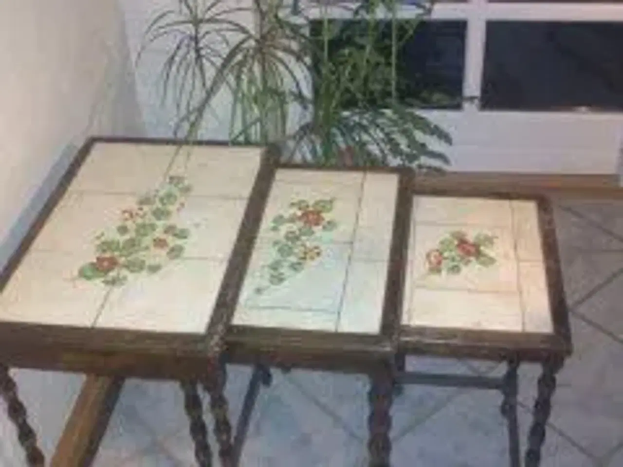 Billede 1 - Tre i et bord. Blomster kakler
