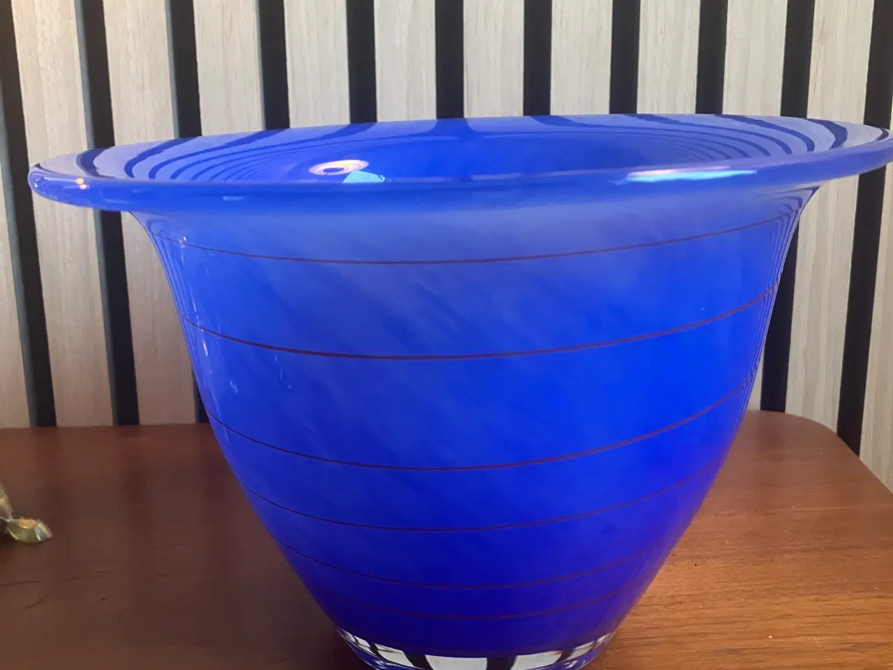 Billede 2 - Flot blå glas skål med røde striber