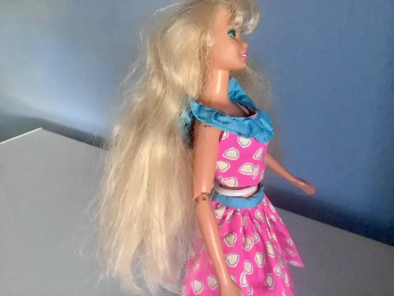 Billede 4 - Barbie med langt blondt hår og blå øjne.