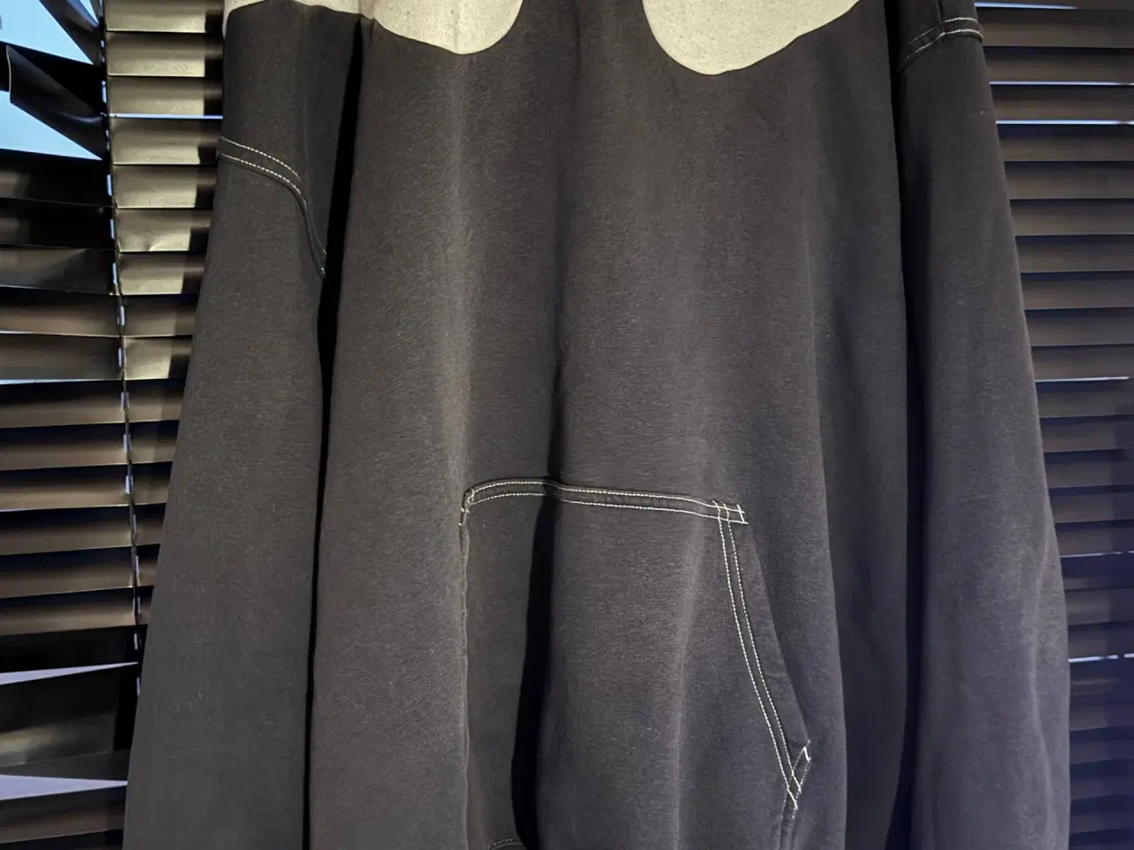 Billede 2 - Nike Team Hættetrøje – Flot blågrå farve – Str. L