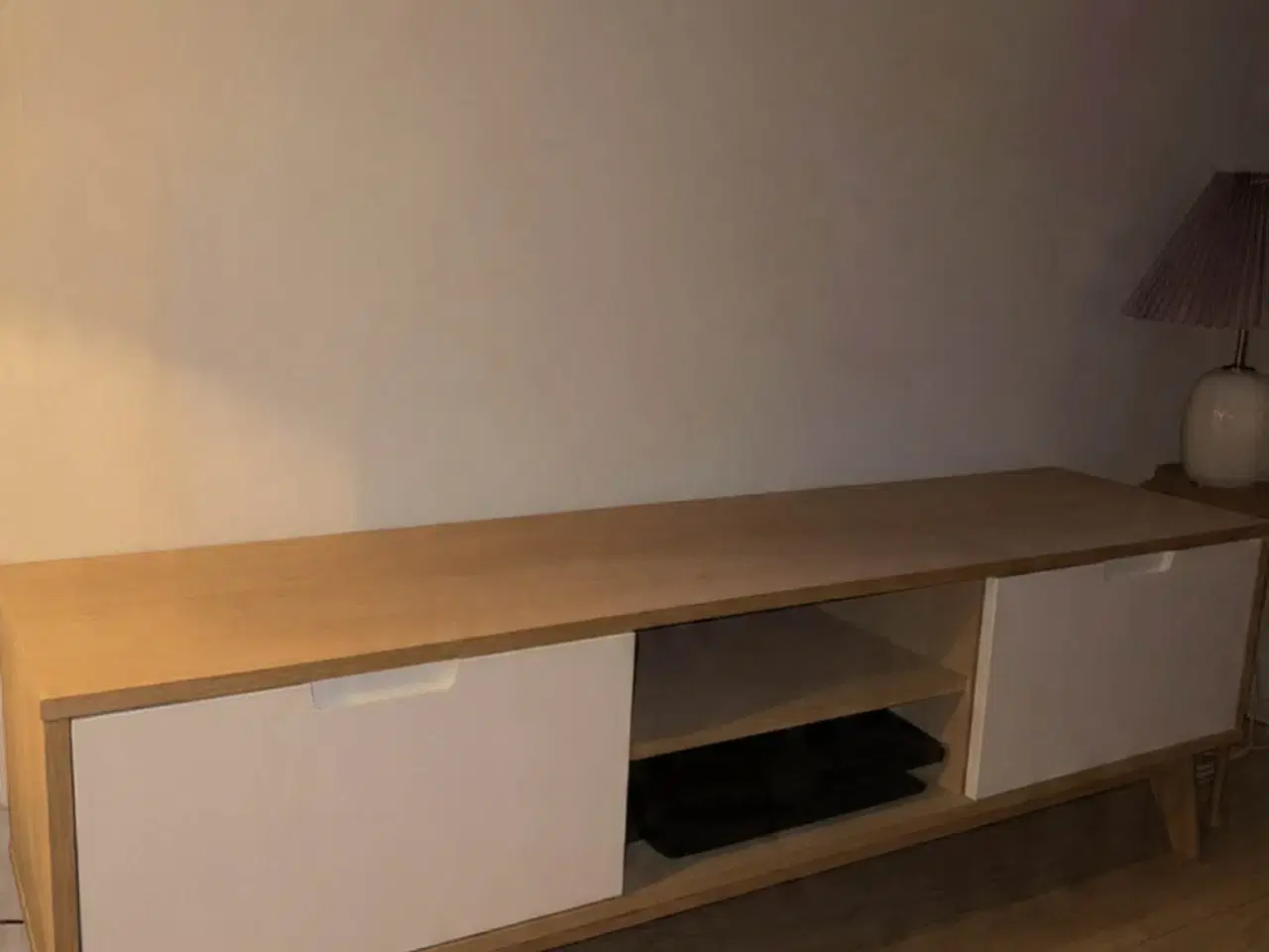 Billede 1 - Flot TV-bænk i træ til salg