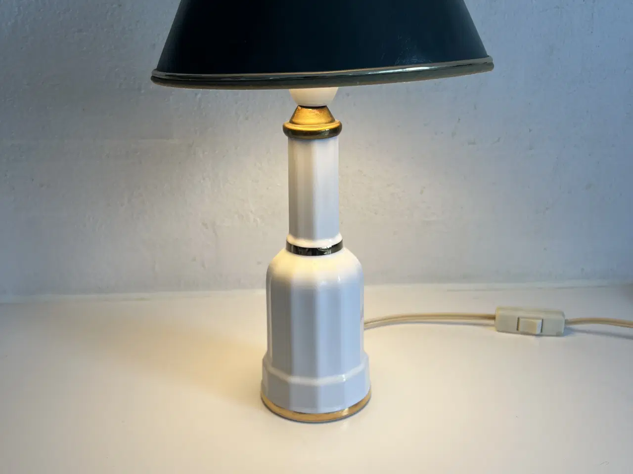 Billede 3 - Bordlampe i glaseret hvid keramik med messing