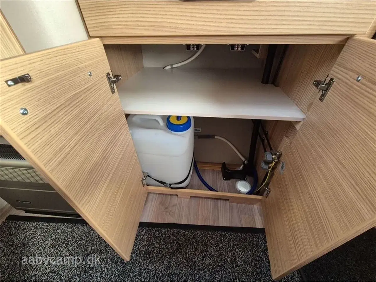 Billede 11 - 2025 - Tabbert T@b 320 RS   kompressor køleskab. forberedt til cykelstativ bag på. 1000 Kg total.