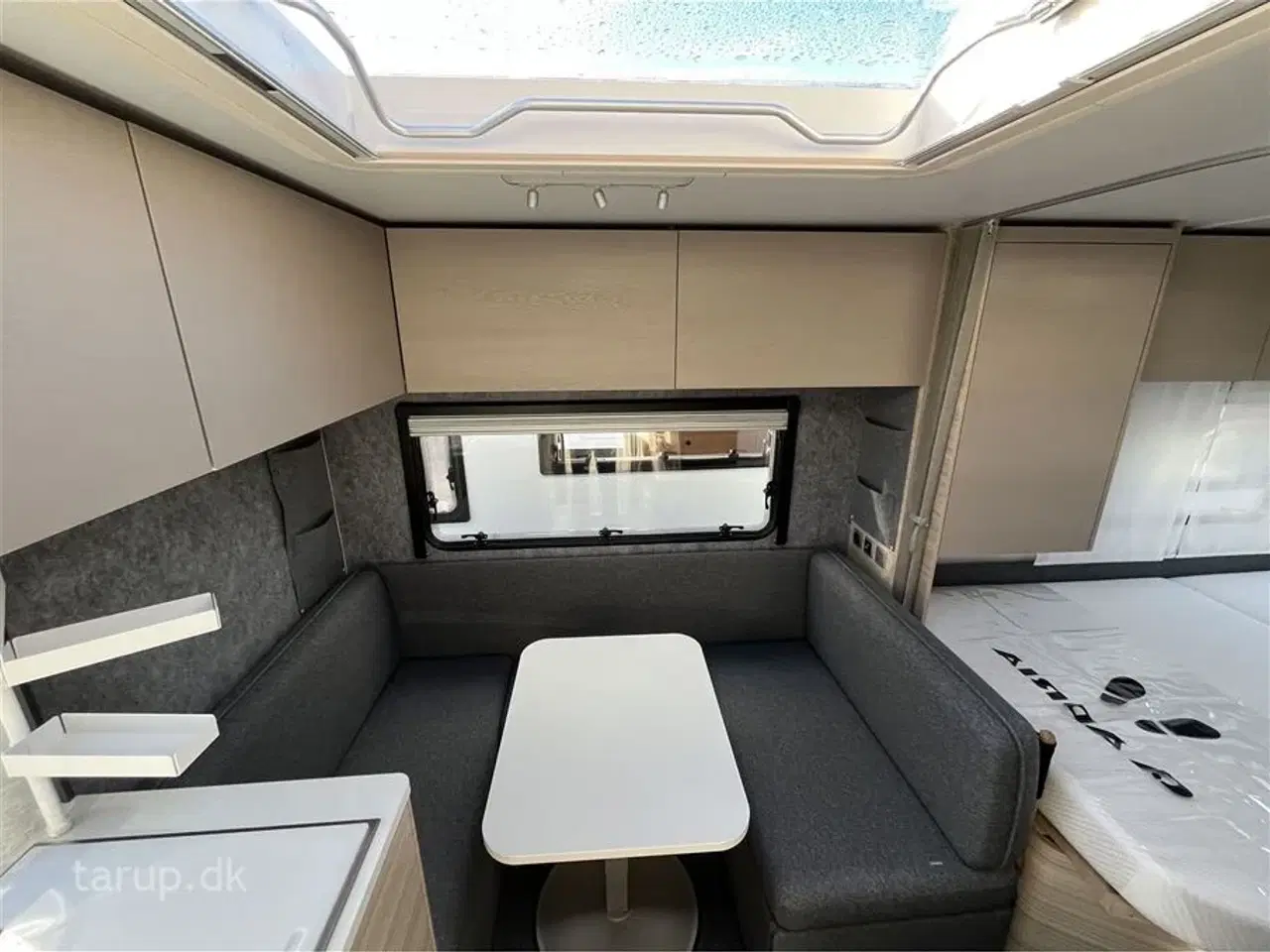 Billede 5 - 2026 - Adria Altea 402 PH   Dobbeltseng, el-gulvvarme, stort køleskab, 3 gasblus, side-siddegruppe, stabilisator, serviceklap, glasfibersider