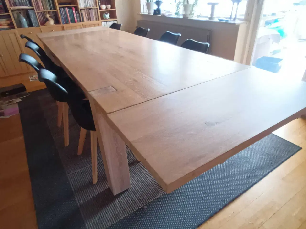 Billede 1 - Spisebord i massivt eg 