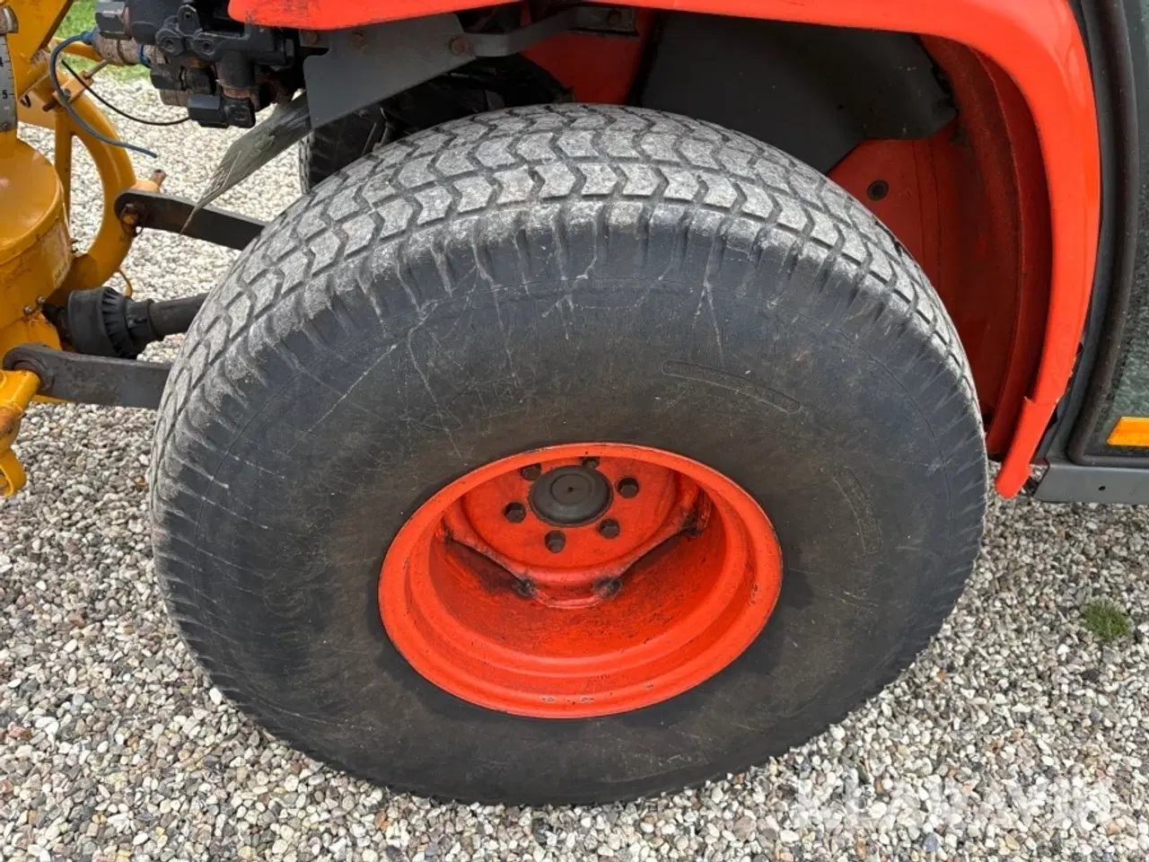 Billede 10 - Traktor Kubota STV36 med kost, saltspreder og sneplov