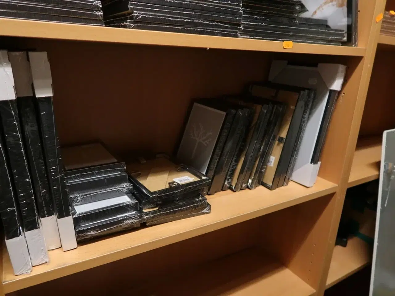 Billede 4 - 2 stk. reoler med div. Rammer m.m.