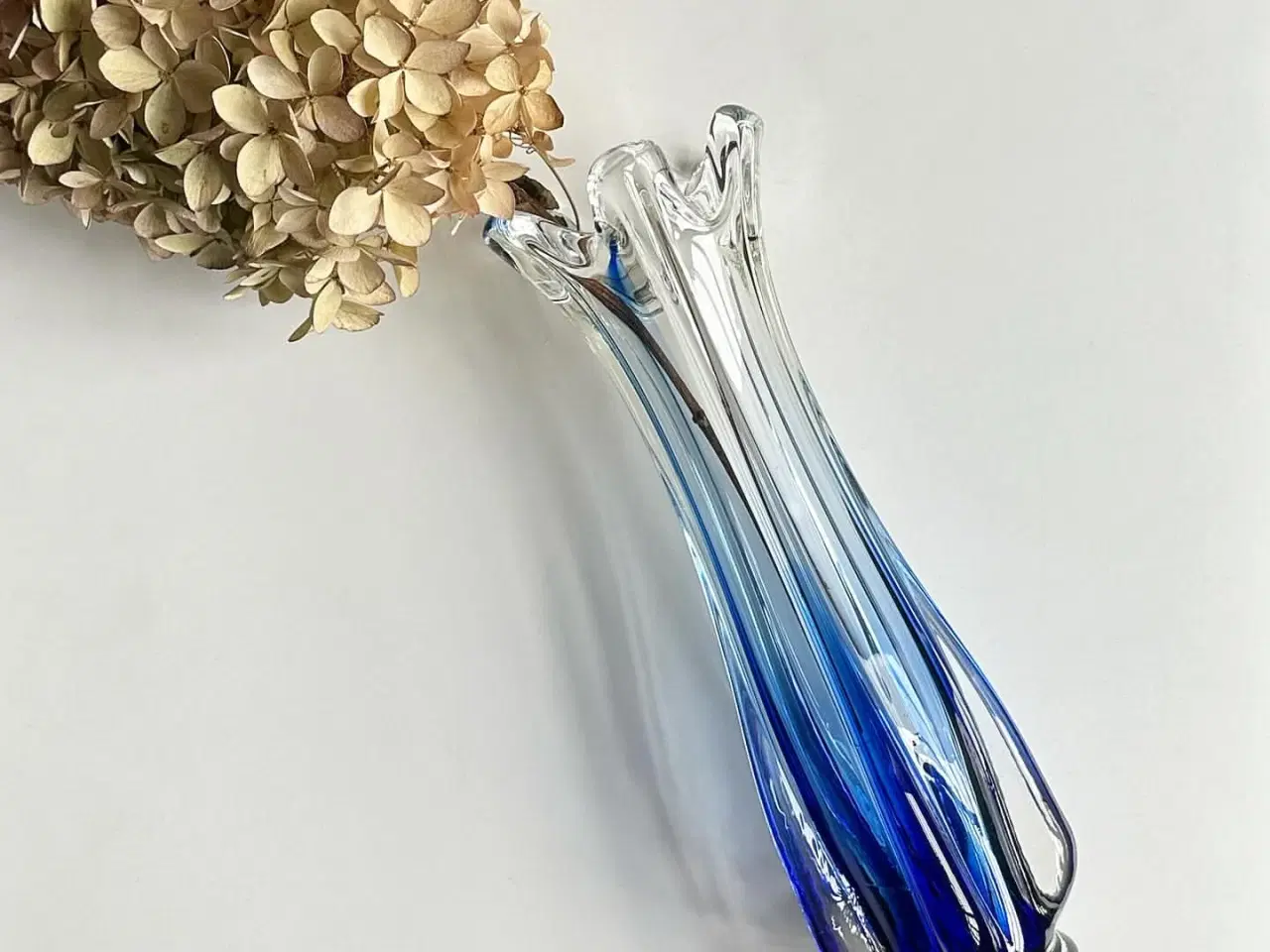Billede 1 - Organisk glasvase m blå bund