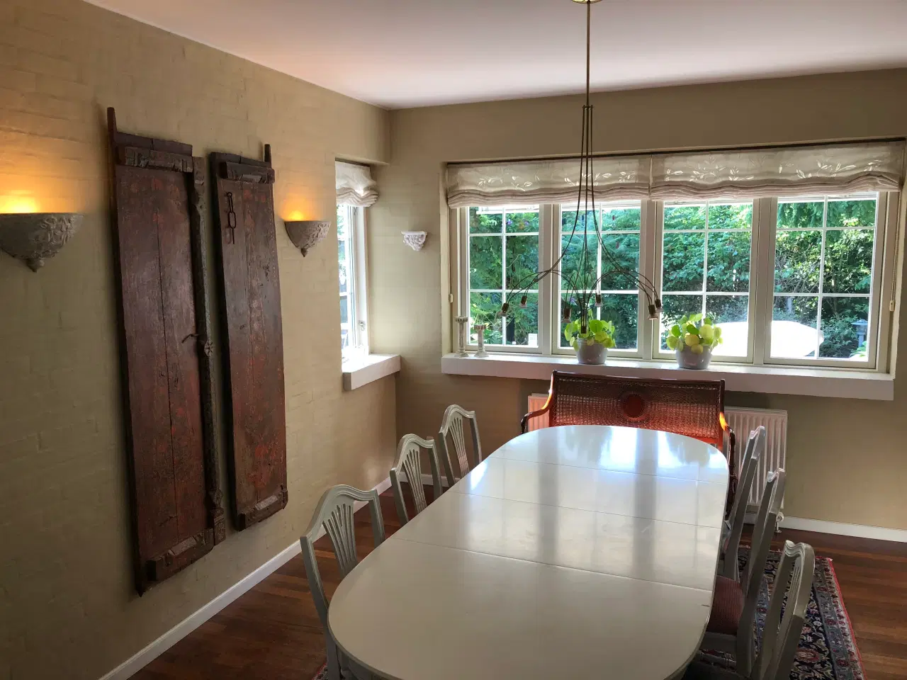 Billede 2 - Svensk hvid spisestue, bord + 6 stole sælges