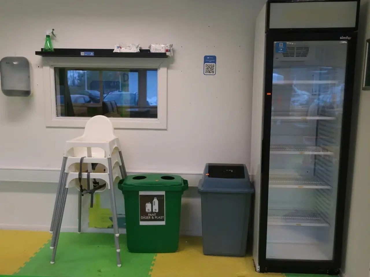 Billede 1 - Displaykøleskab SIMFER 20D385MC samt affaldsspande og 3 stk. højstole