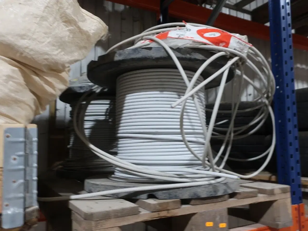 Billede 2 - Palle med 2 stk. kabeltromler med kabel