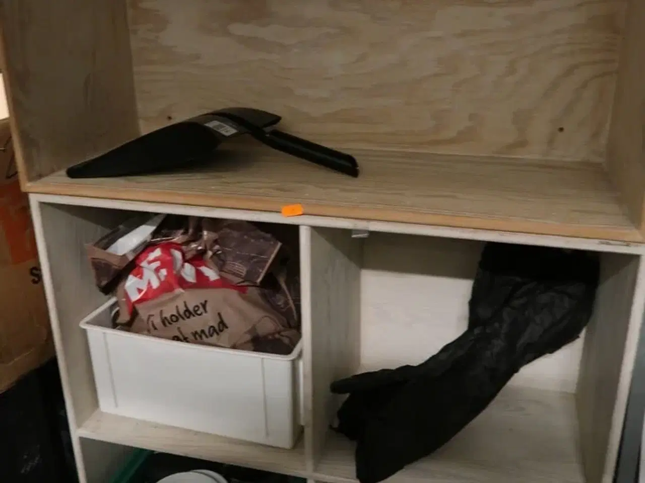 Billede 1 - 2 stk. reoler med forlængerledninger, trækvogn m.m.