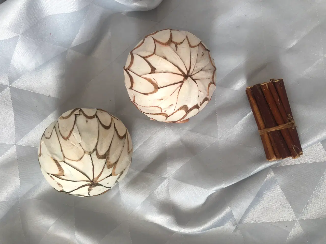 Billede 6 - 2 deco kugler med blade og et bundt med små pinde